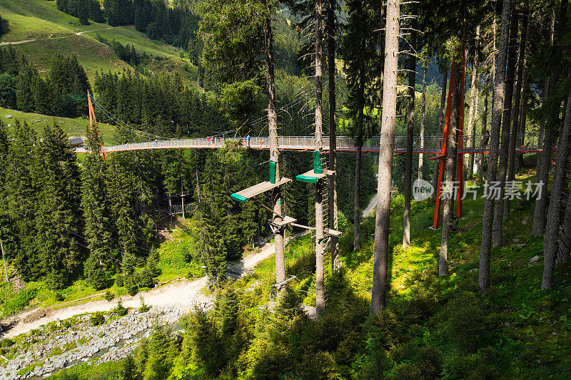 阿尔卑斯金门吊桥在萨尔巴赫- hinterglemm山谷，阿尔卑斯山，奥地利